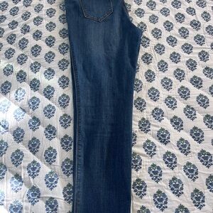 Blue Ankle Cropped Jeans with Straight Leg Silhouette